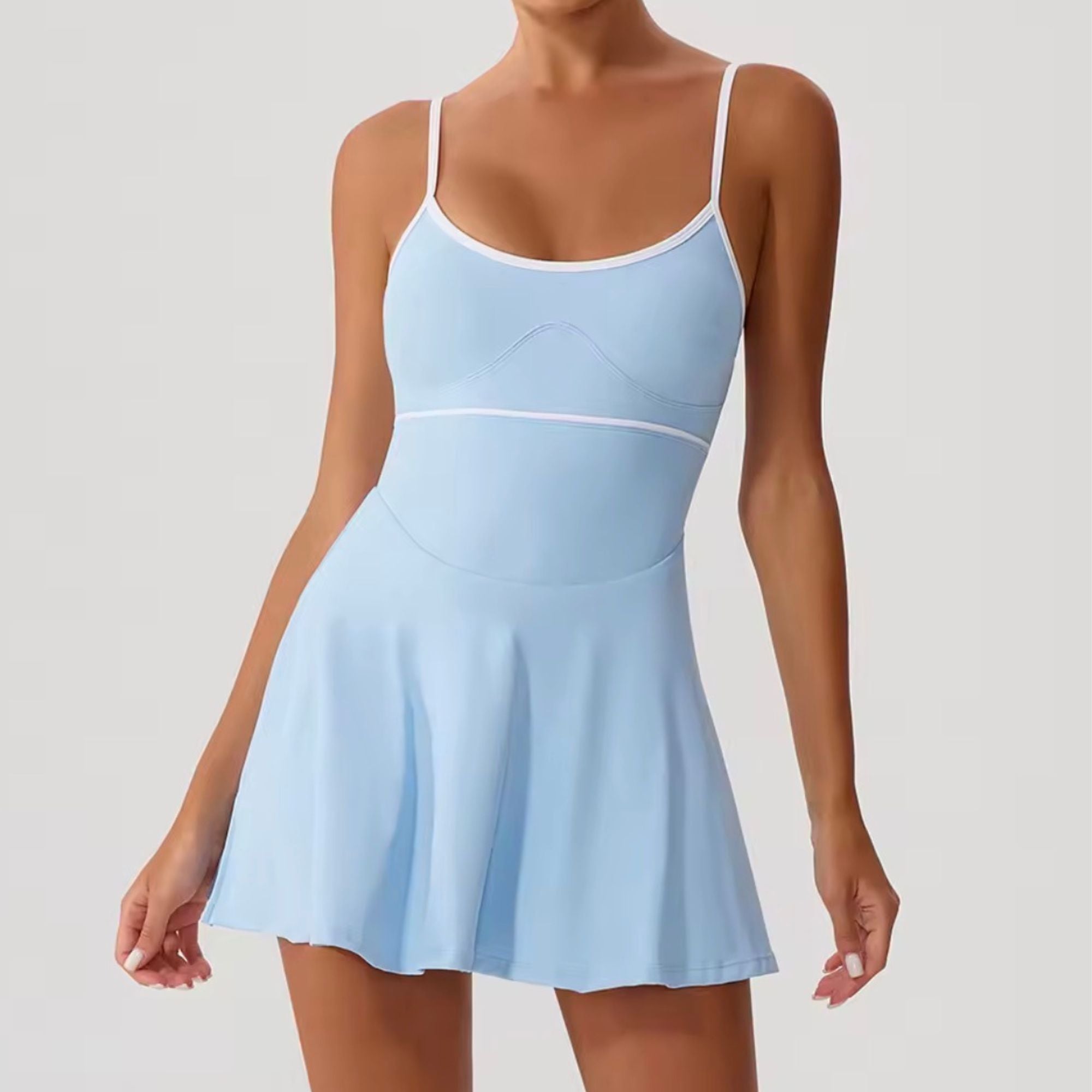 Elaborado con 75% nylon y 25% elastano. Vestido con tirantes delgados en espalda, que delinea tu curva perfecta, ayuda a mantenerte cómoda durante cualquier actividad física o deporte.