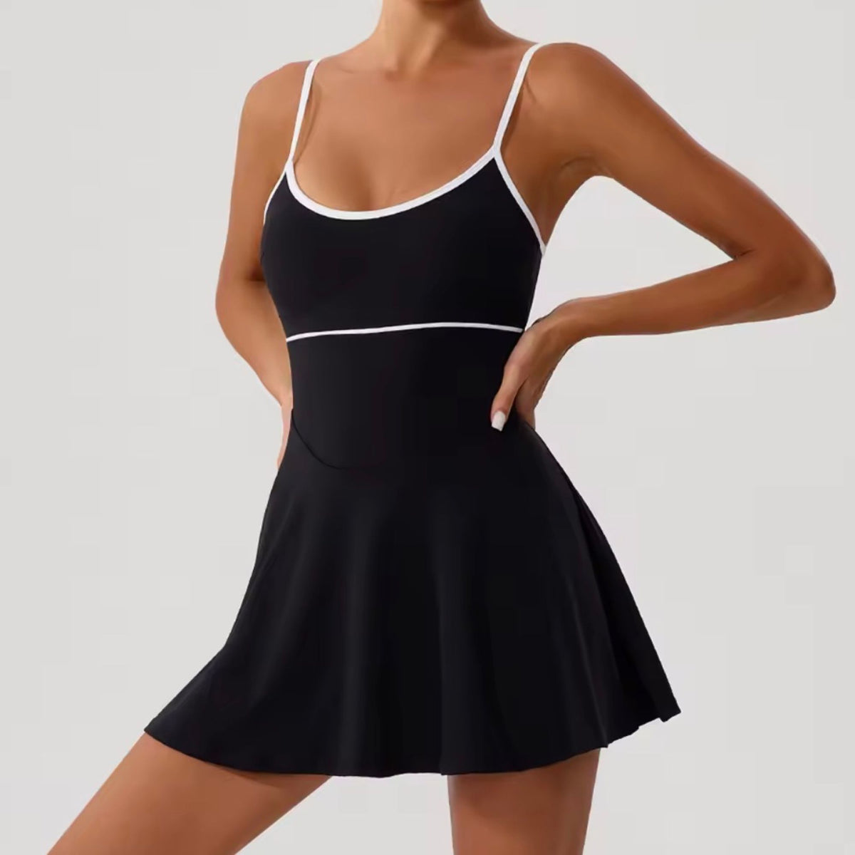 Elaborado con 75% nylon y 25% elastano. Vestido con tirantes delgados en espalda, que delinea tu curva perfecta, ayuda a mantenerte cómoda durante cualquier actividad física o deporte.