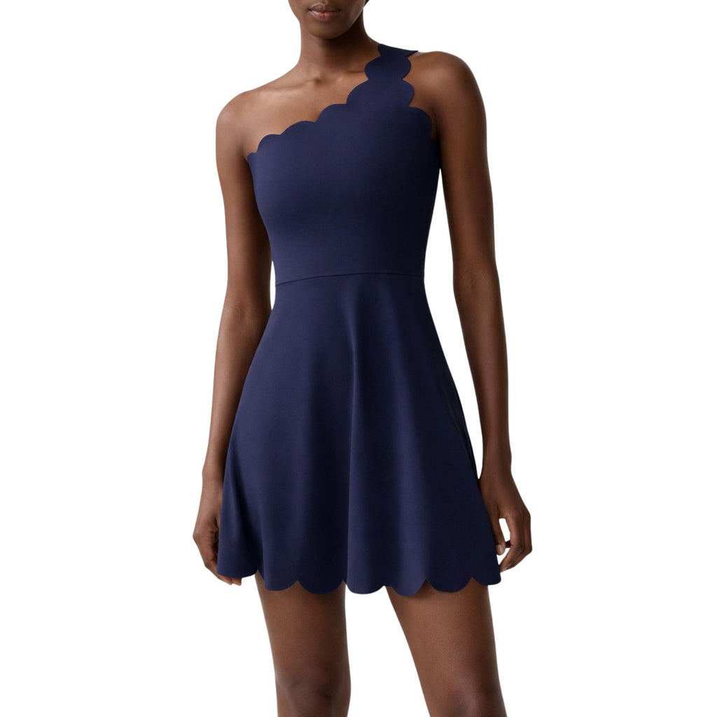 Elaborado con 75% nylon y 25% elastano. Vestido de entrenamiento con tirante delgado, que delinea tu curva perfecta y te ayuda a mantenerte cómoda durante cualquier actividad física o deporte.